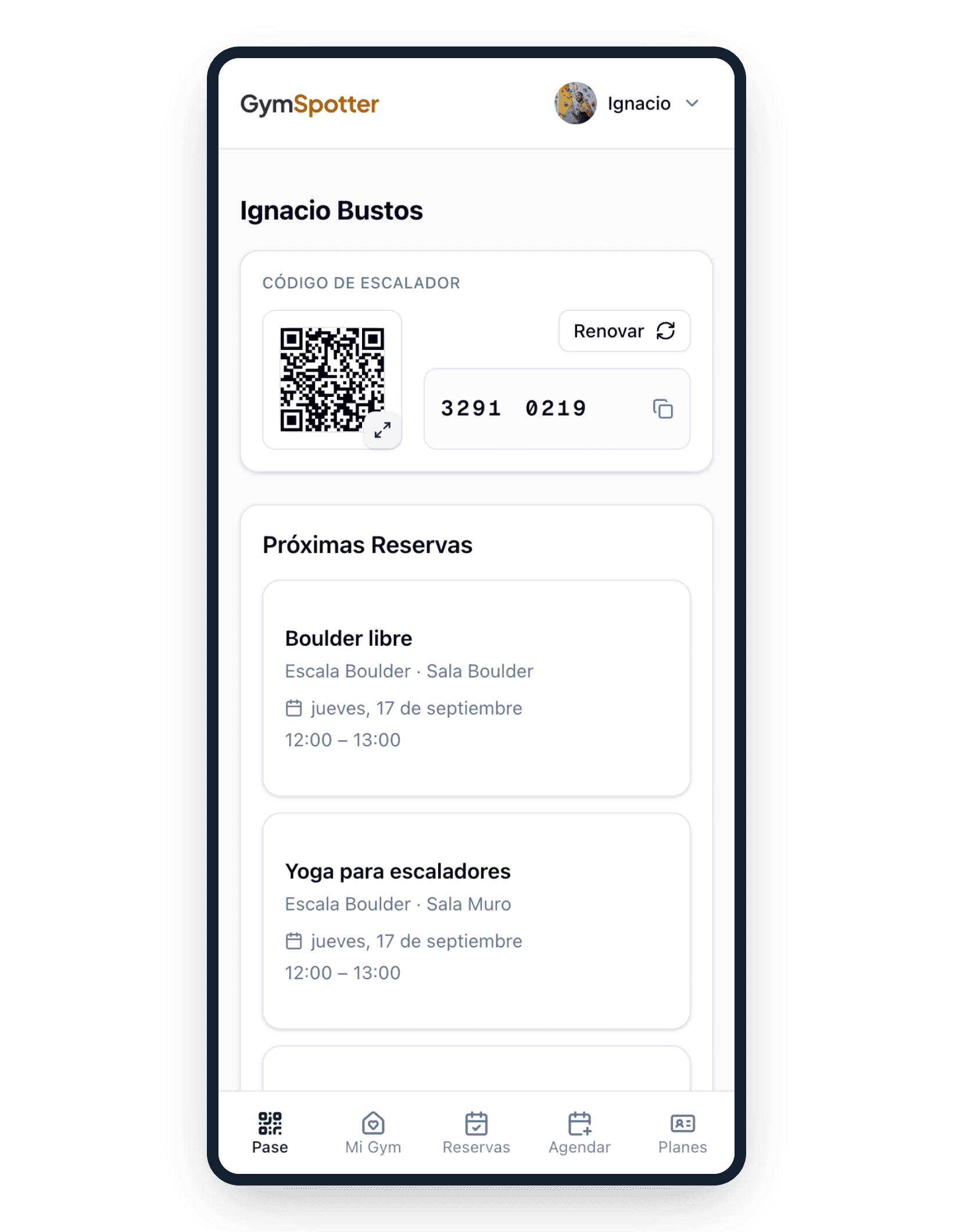La app de GymSpotter en un teléfono, con la credencial digital del cliente